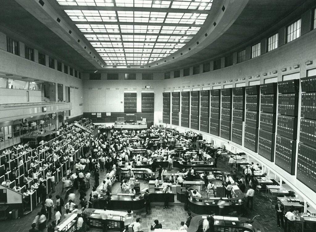 1980年代の大阪証券取引所の立会場の風景