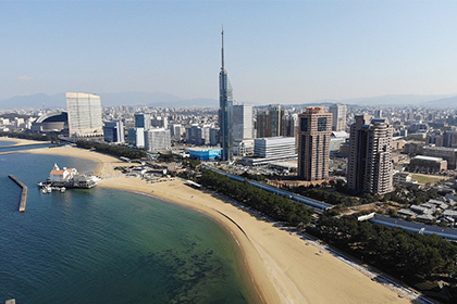 福岡市を百道浜から望む　Photo credit: Nryate via Wikimedia CC BY-SA 4.0